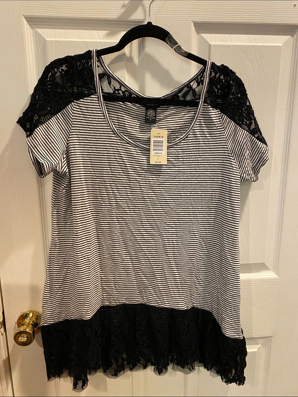 torrid Black & White Striped oScoop Top with Lace Shoulders & Hem size 0 m29